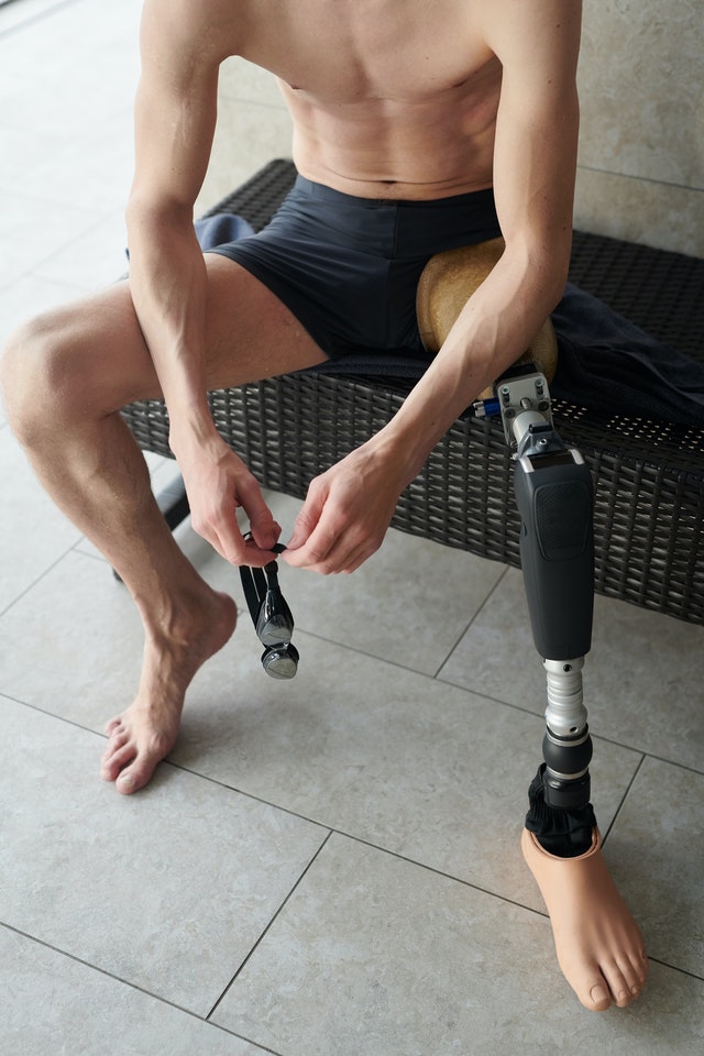 ¿Sabes cómo se hace una reparación de prótesis de pierna?