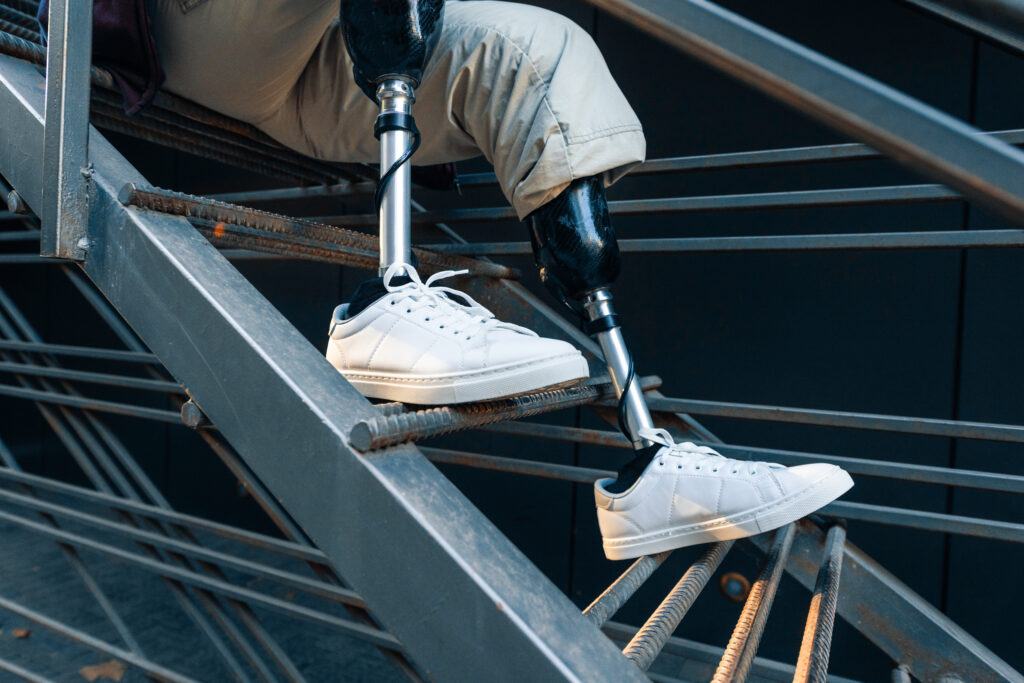 subir y bajar escaleras con prótesis